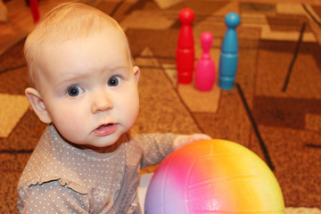 Obraz premium little baby with a ball in perplexity