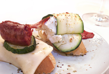 Pinchos de chorizo y calabacín con queso, pimiento y bacon