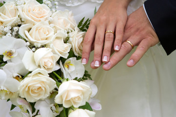 Obraz na płótnie Canvas Hands, rings and bouquet