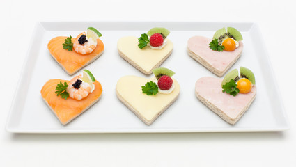 Canapé-Platte mit Lachs, Schinken und Käse