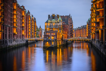 Obraz premium Hamburg city of warehouses palace at night