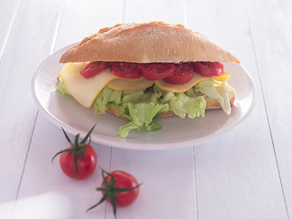 Brötchen belegt mit Käse, Salat und Tomaten
