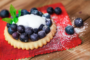 Heidelbeeren auf Biskuittörtchen