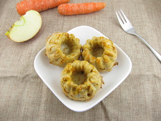Mini-Gugelhupf mit Apfel und Möhre