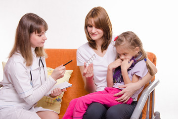 The pediatrician tells about medicine mom sick girl