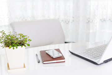 ノートパソコンとスマートフォン