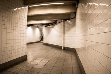 Fototapeta premium Empty tiled corridor in New York City Subway