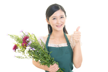 花束を持つ笑顔の女性