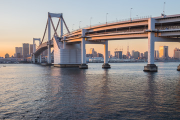Fototapeta premium Sunset at Rainbow bridge with Tokyo tower in background