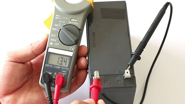 Electric power system checks the battery.