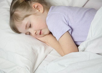 Obraz na płótnie Canvas Pretty little girl sleepping