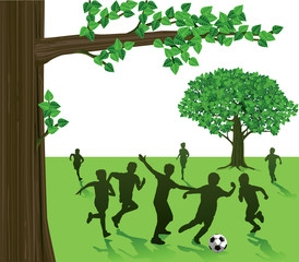 Kinder Spielen Fußball im Park