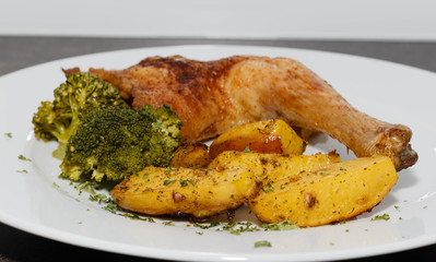 Hendelkeule mit Brokkoli und Rosmarinkartoffel