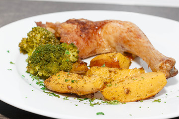 Hendelkeule mit Brokkoli und Rosmarinkartoffel