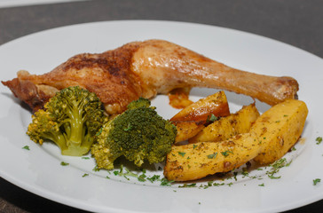 Hendelkeule mit Brokkoli und Rosmarinkartoffel