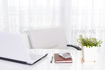 ノートパソコンとスマートフォン