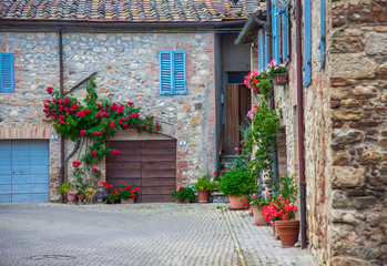 Fototapeta na wymiar Picturesque old court yard in a small town in Italy
