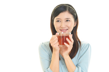 紅茶を飲む女性