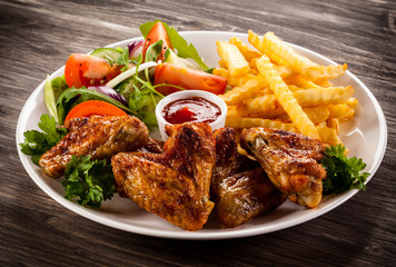 Grilled chicken nuggets, chips and vegetables