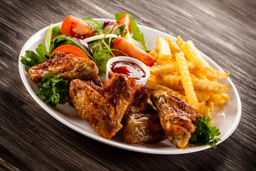 Grilled chicken nuggets, chips and vegetables