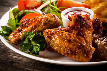 Grilled chicken nuggets, chips and vegetables
