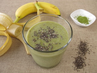 Matcha Shake mit Banane und Chia Samen