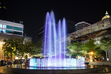 Obraz premium Colorful and lit fountain in downtown of Bangkok at night