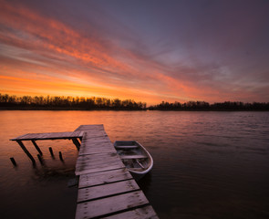 Łódka przy drewnianym pomoście © Mike Mareen