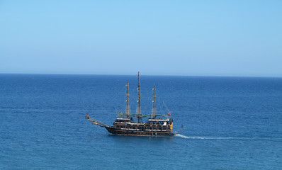Obraz premium Vintage wooden old ship in blue sea