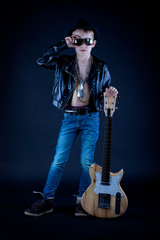 Obraz premium lässiger Junge mit Gitarre