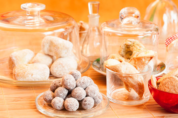 Fototapeta na wymiar italian cookies - Italienische Kekse und Mandeln