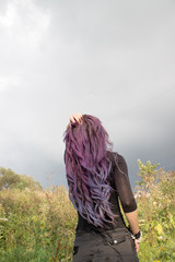 Девушка с фиолетовыми волосами - obrazy, fototapety, plakaty