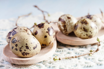 Obraz premium Quail eggs on wooden background closeup.