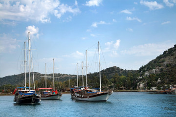 Fototapeta na wymiar Яхты в средиземном море на фоне холмов возле острова Кекове