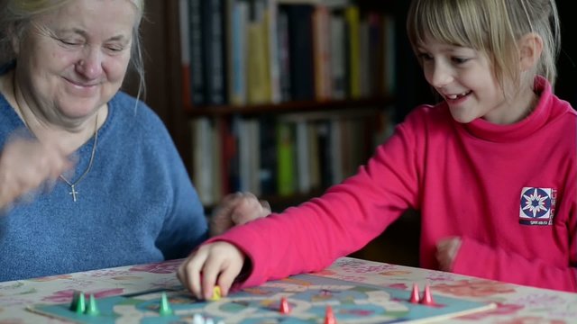 Oma und Enkelin mit Brettspiel