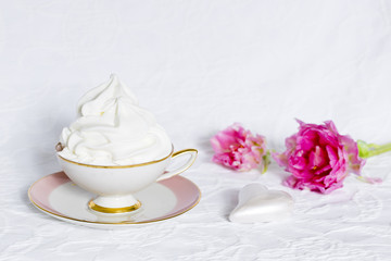 Frozen Yoghurt in einer Tasse