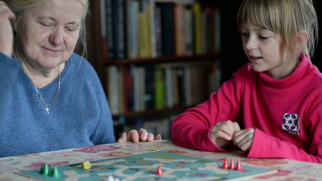 Oma und Enkelin mit Brettspiel