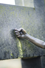 Ans Kreuz genagelte Hand