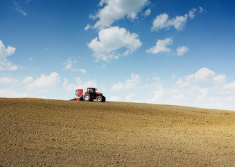 Obraz premium Tractor plowing field in early spring.