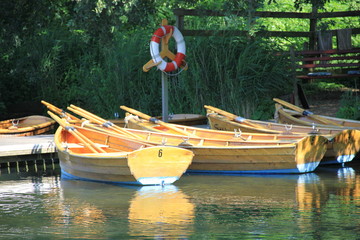 Ruderboote am Steg