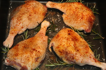 Gänsekeulen auf Rosmarin