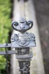 Einfriedung, Engelsköpfe