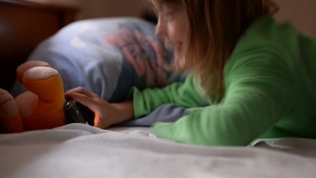 Kind mit Smartphone