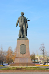 Памятник И.Е. Репину в Москве на Болотной площади