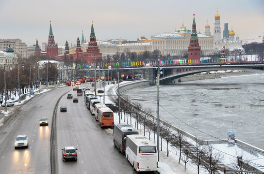 Москва, движение по Пречистенской набережной