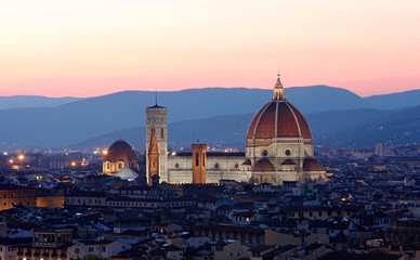 Obraz premium The Cathedral and Brunelleschi Dome at sunset in Florence, Italy