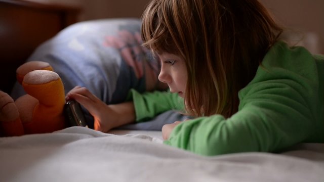 Kind mit Smartphone