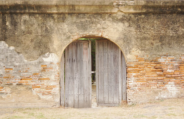 Fototapeta na wymiar Rustic timber arch door