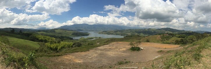 Beatifull Panoramic shot of a lake during the day