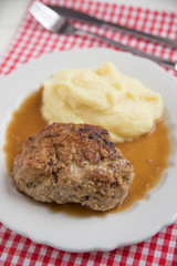 Frikadelle mit Kartoffelpüree
